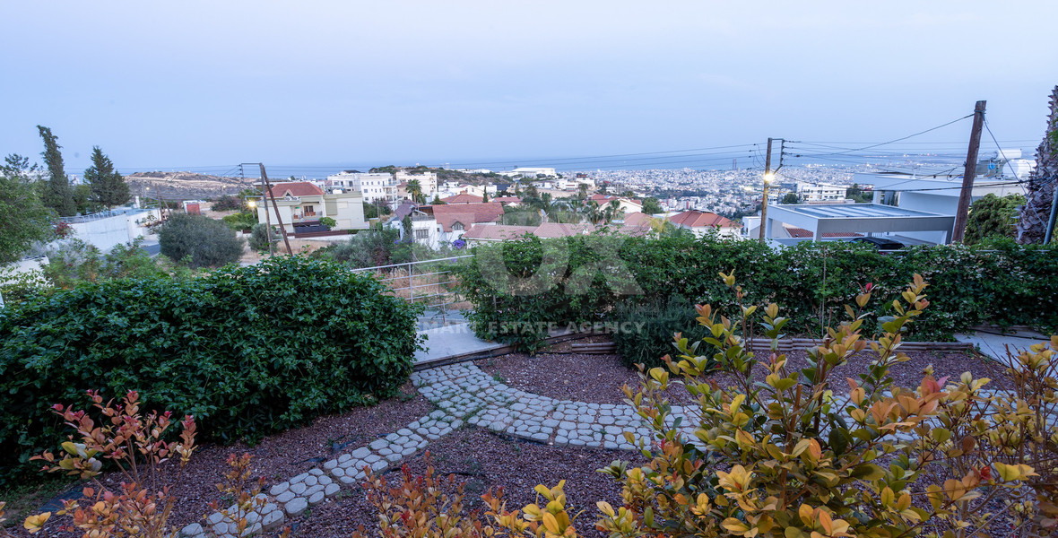 Detached 6 bedroom Villa in a lovely quiet residential location with easy access to schools