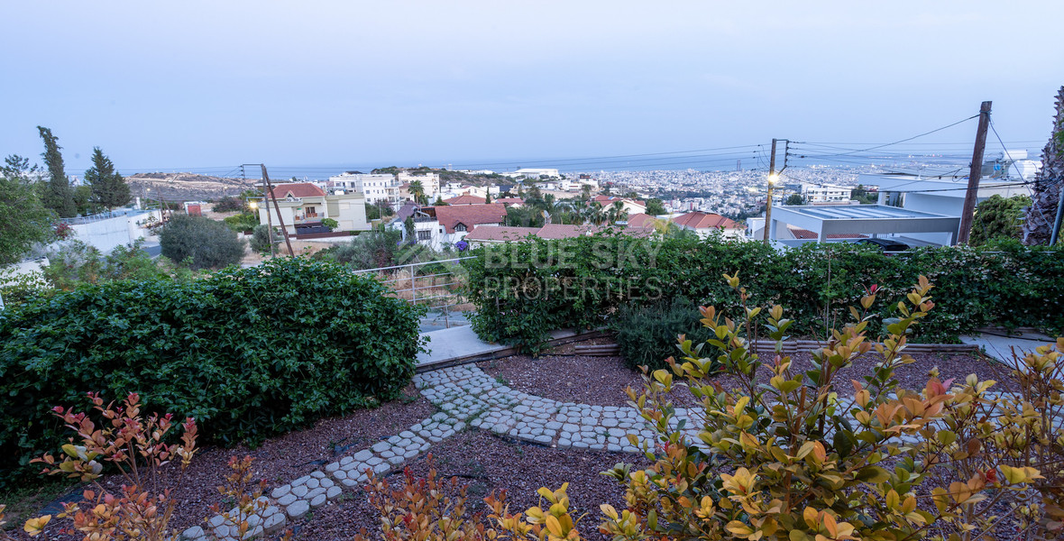 For Sale Detached 6 bedroom Villa in a lovely quiet residential location with easy access to schools