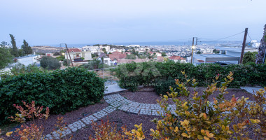 Detached 6 bedroom Villa in a lovely quiet residential location with easy access to schools