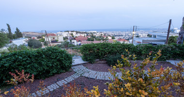 For Sale Detached 6 bedroom Villa in a lovely quiet residential location with easy access to schools