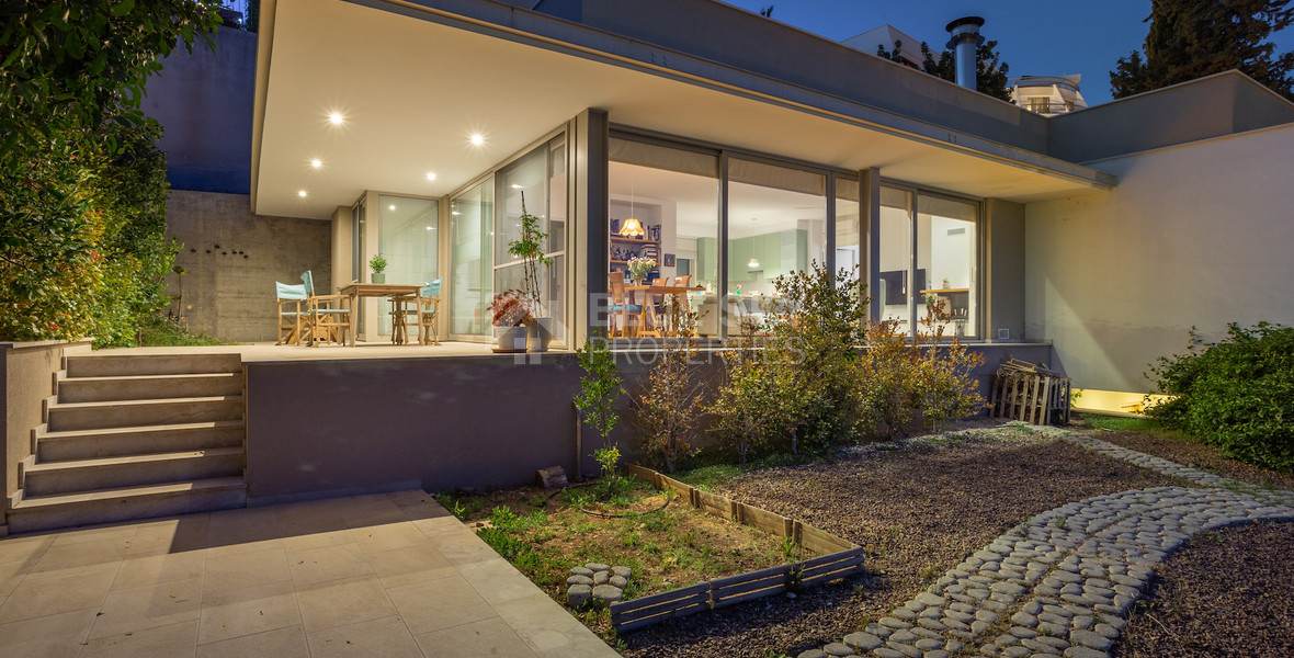 For Sale Detached 6 bedroom Villa in a lovely quiet residential location with easy access to schools