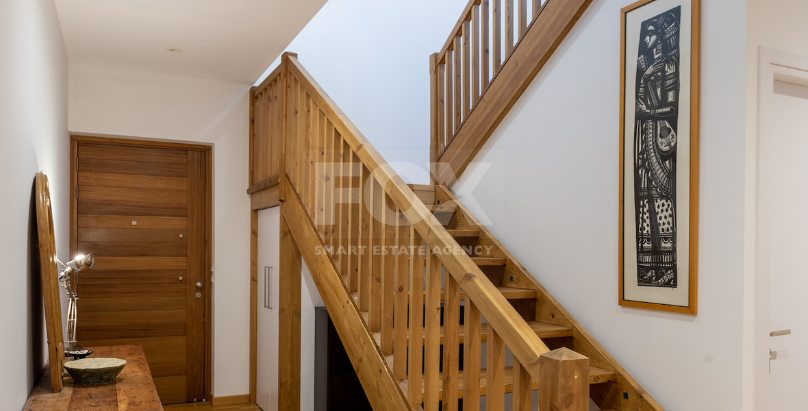 Detached 6 bedroom Villa in a lovely quiet residential location with easy access to schools