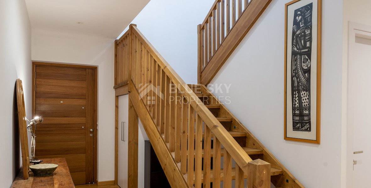 For Sale Detached 6 bedroom Villa in a lovely quiet residential location with easy access to schools