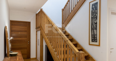 Detached 6 bedroom Villa in a lovely quiet residential location with easy access to schools