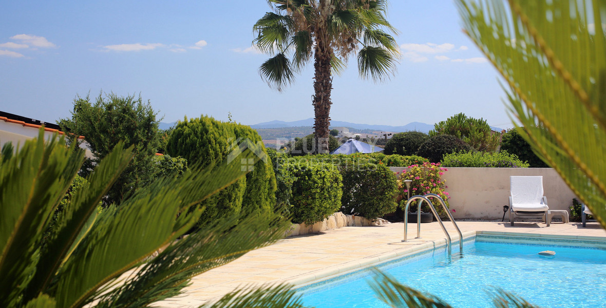 For sale : Three bedroom house in Stroumbi , Paphos