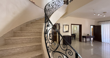 RENT: FULLY RENOVATED FOUR BEDROOM DETACHED HOUSE WITH LARGE GARDEN IN CENTRAL LIMASSOL