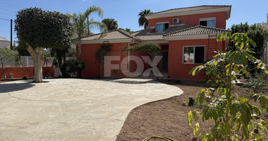 RENT: FULLY RENOVATED FOUR BEDROOM DETACHED HOUSE WITH LARGE GARDEN IN CENTRAL LIMASSOL