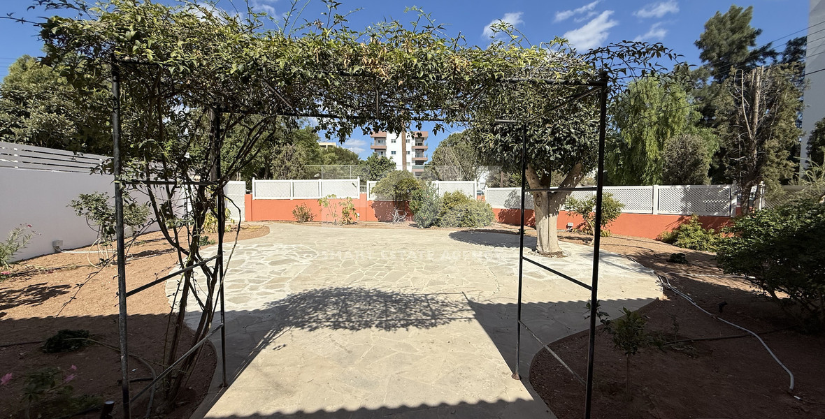 RENT: FULLY RENOVATED FOUR BEDROOM DETACHED HOUSE WITH LARGE GARDEN IN CENTRAL LIMASSOL