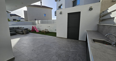 Spacious-Modern Design Five Bedroom Detached House in Kolossi
