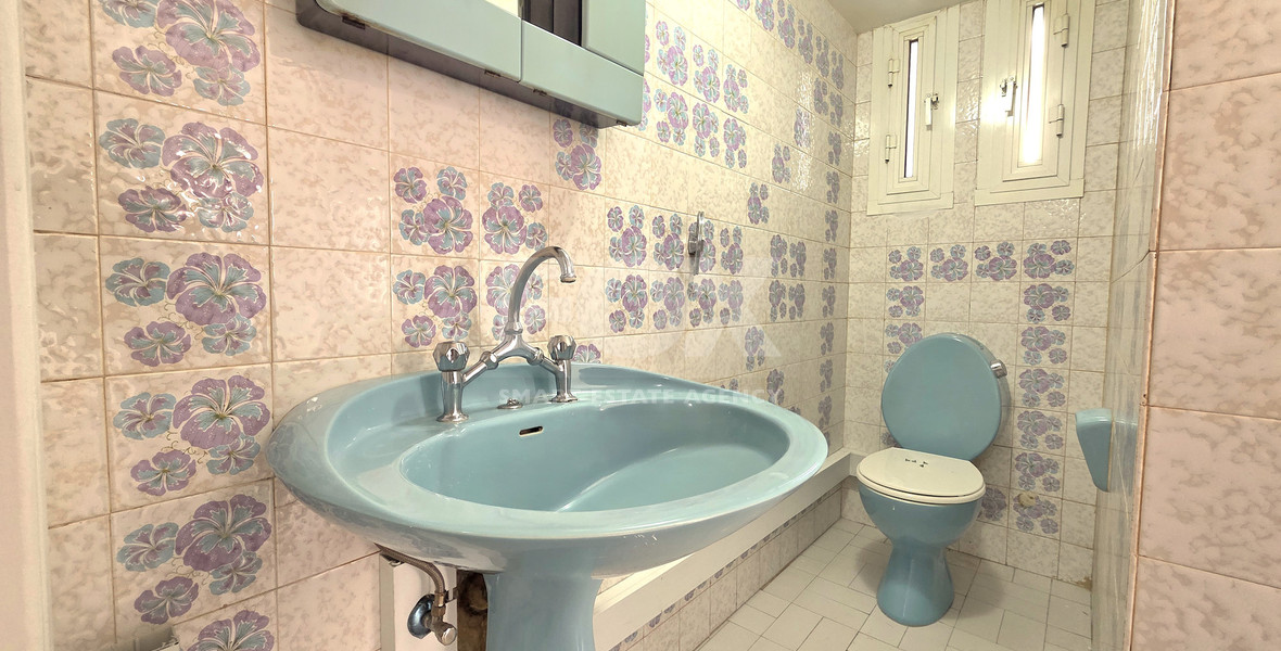 Spacious  four bedroom apartment with  fireplace charm and two large verandas for rent in Katholiki Limassol