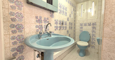 Spacious  four bedroom apartment with  fireplace charm and two large verandas for rent in Katholiki Limassol