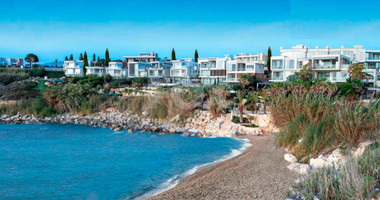 Prestigious five Bedroom Seaside Villa on the Golden Mile, Paphos – Private Pool & Modern Amenities