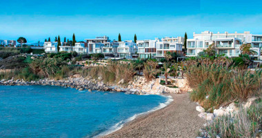 Prestigious five Bedroom Seaside Villa on the Golden Mile, Paphos – Private Pool & Modern Amenities