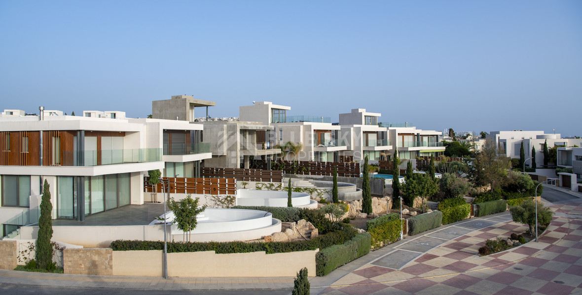 Prestigious five Bedroom Seaside Villa on the Golden Mile, Paphos – Private Pool & Modern Amenities