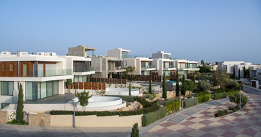 Prestigious five Bedroom Seaside Villa on the Golden Mile, Paphos – Private Pool & Modern Amenities