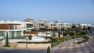 Prestigious five Bedroom Seaside Villa on the Golden Mile, Paphos – Private Pool & Modern Amenities