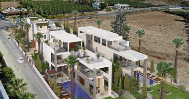 Spacious  five bedroom Villa with Pool and Large Plot for sale in Kissonerga