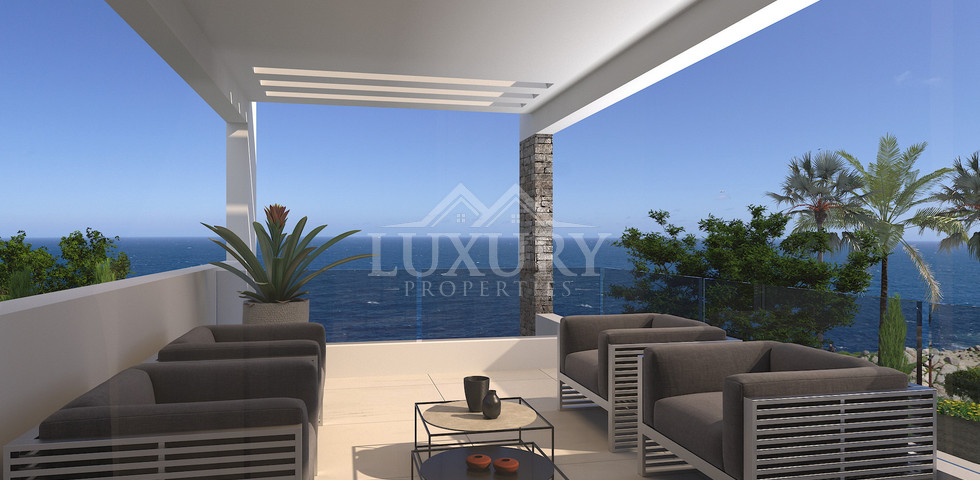 Spacious  five bedroom Villa with Pool and Large Plot for sale in Kissonerga