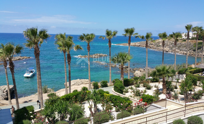 Spacious  five bedroom Villa with Pool and Large Plot for sale in Kissonerga