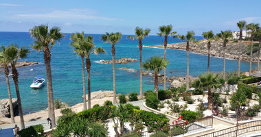 Spacious  five bedroom Villa with Pool and Large Plot for sale in Kissonerga