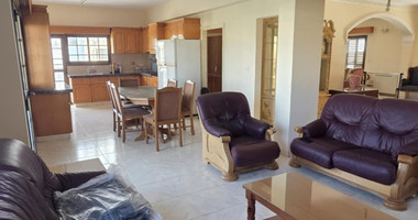Four bedroom first floor House  for rent at Chloraka