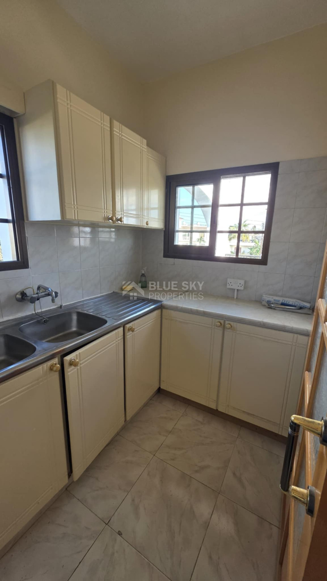 Four bedroom first floor House  for rent at Chloraka