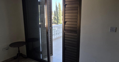 Four bedroom first floor House  for rent at Chloraka