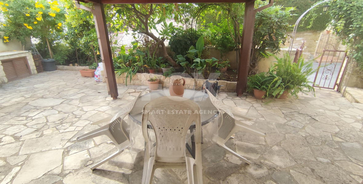 Traditional thee bedroom  furnished House for rent in Agia Filaxi, Limassol