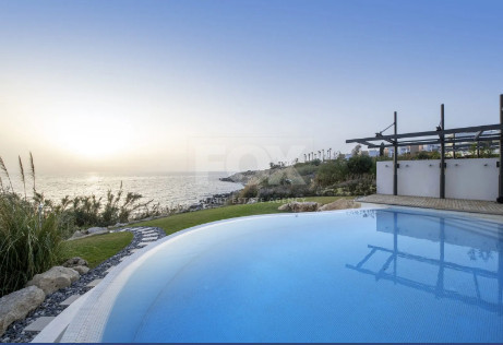 Six bedroom Beachfront Corner Villa, Seaside Villa on the Golden Mile in Chloraka, Paphos