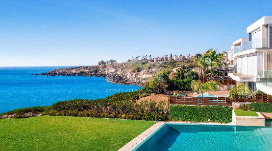 Six bedroom Beachfront Corner Villa, Seaside Villa on the Golden Mile in Chloraka, Paphos