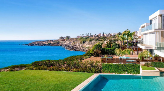 Six bedroom Beachfront Corner Villa, Seaside Villa on the Golden Mile in Chloraka, Paphos