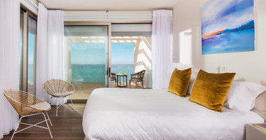 Exclusive six bedroom Seafront Villa in Chloraka – Private Pool & Panoramic Sea Views