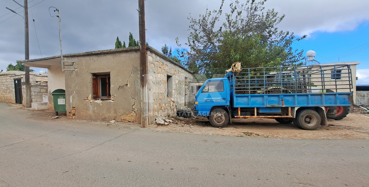 Land for sale with an old derelict house in Droushia, Paphos.