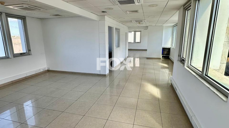 Building 1250 m² for rent in Pafos, Paphos, Cyprus