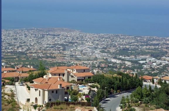 Exclusive Mediterranean Villa with four Bedrooms, Pool & Mountain Breezes