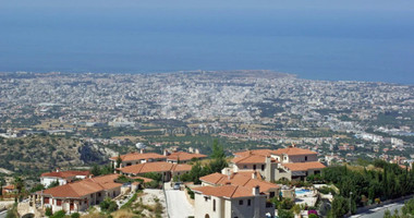 Exclusive Mediterranean Villa with four Bedrooms, Pool & Mountain Breezes