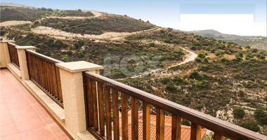 Exclusive Mediterranean Villa with four Bedrooms, Pool & Mountain Breezes