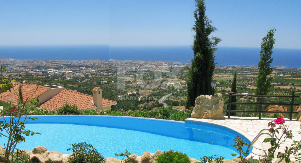 Exclusive Mediterranean Villa with four Bedrooms, Pool & Mountain Breezes