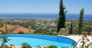Exclusive Mediterranean Villa with four Bedrooms, Pool & Mountain Breezes