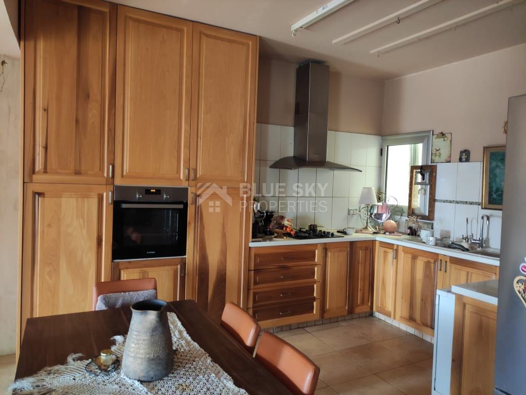 Modern Three Bedroom Apartment in Vibrant Geroskipou Area for rent
