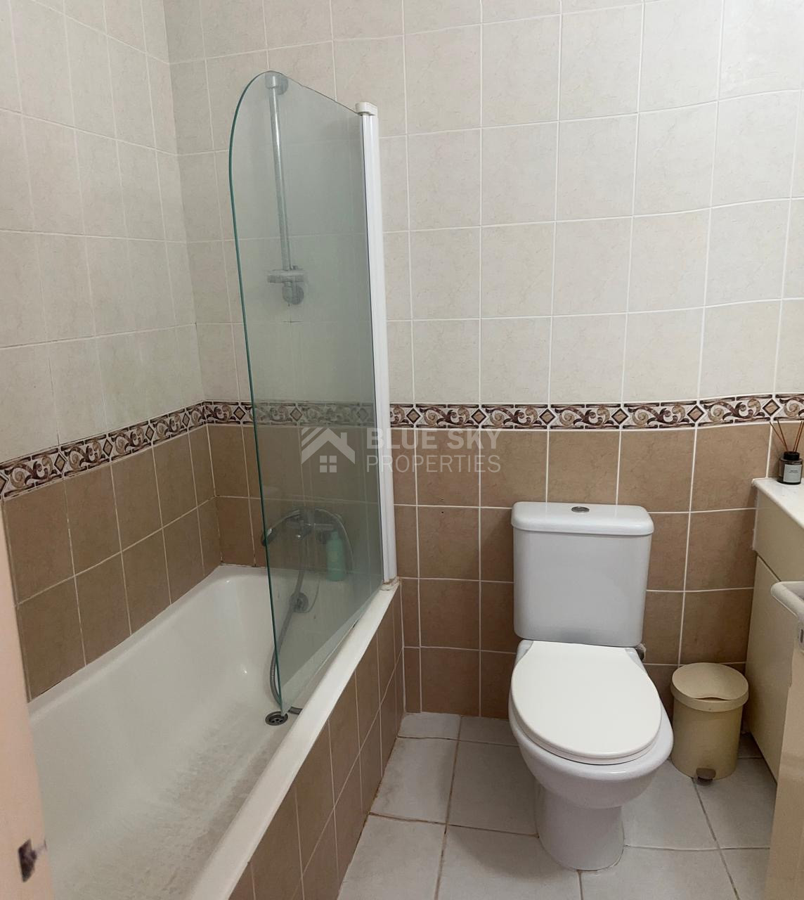 For sale : Investment Opportunity: Furnished 2-Bedroom Townhouse in Private Complex with Pool