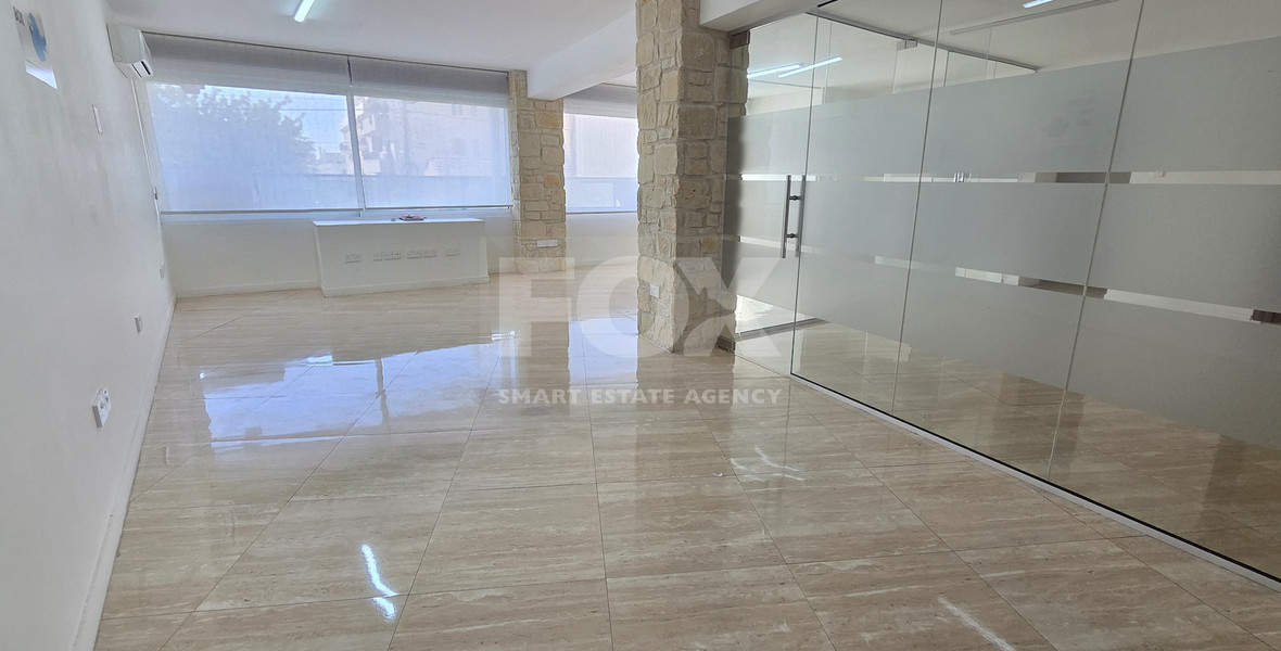 Mezzanine office above the ground floor office/shop for rent in Katholiki