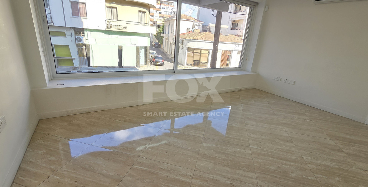 Mezzanine office above the ground floor office/shop for rent in Katholiki