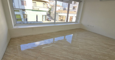 Mezzanine office above the ground floor office/shop for rent in Katholiki