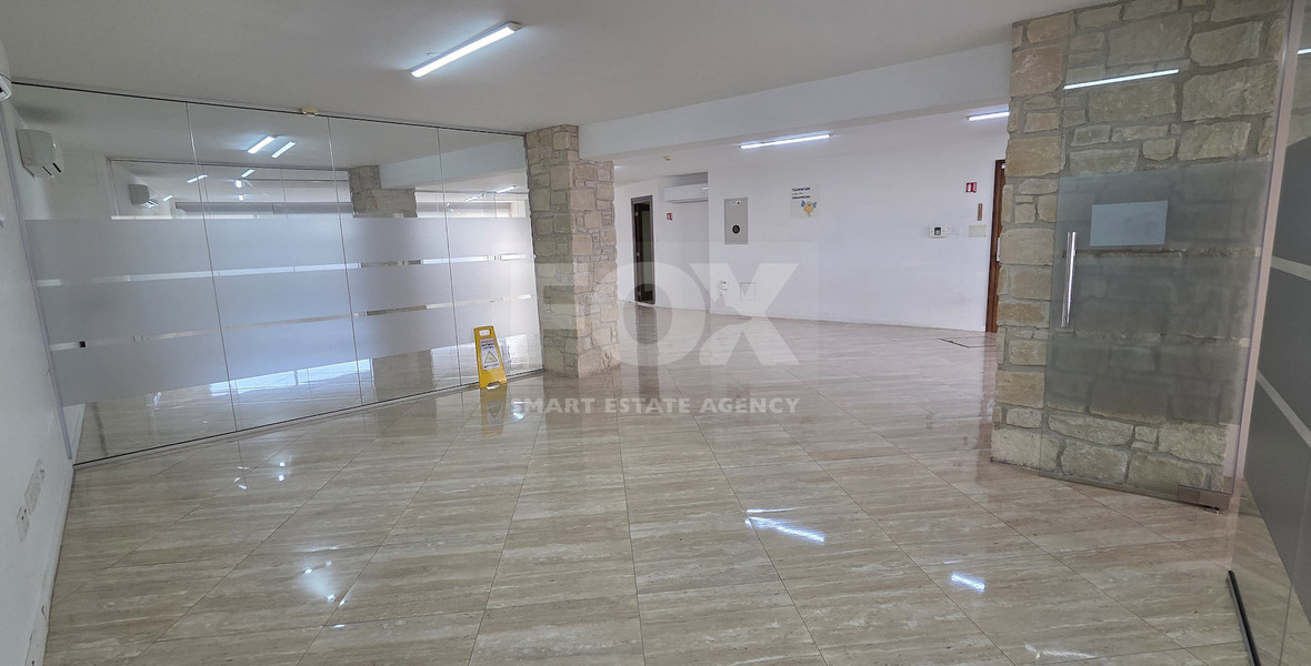 Mezzanine office above the ground floor office/shop for rent in Katholiki