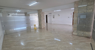 Mezzanine office above the ground floor office/shop for rent in Katholiki