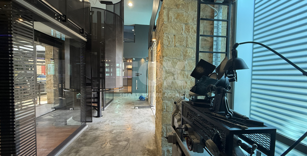 For Sale – Exceptional Industrial-Style Building in the Highly Sought-After Historical Centre