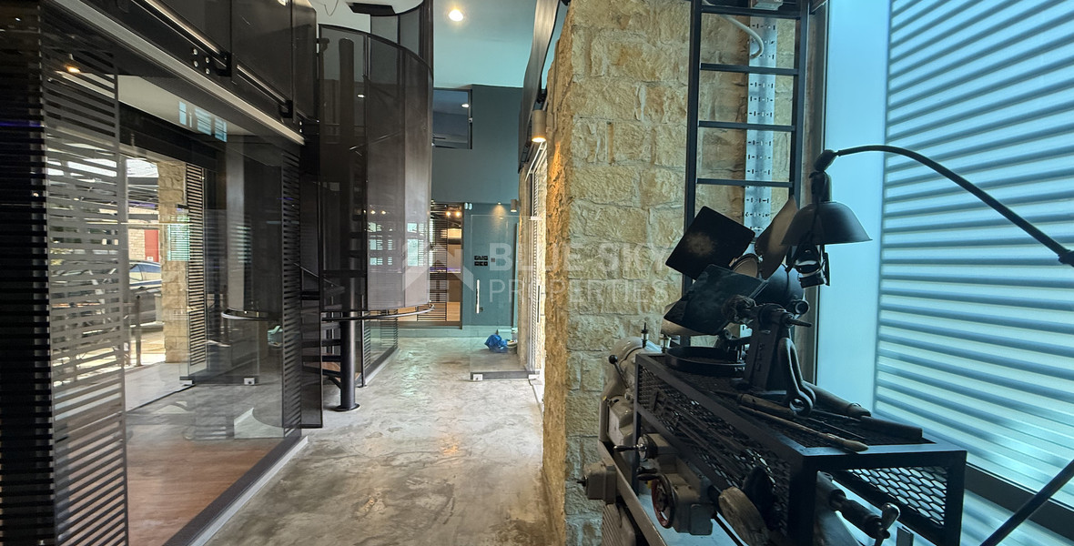 For Sale – Exceptional Industrial-Style Building in the Highly Sought-After Historical Centre