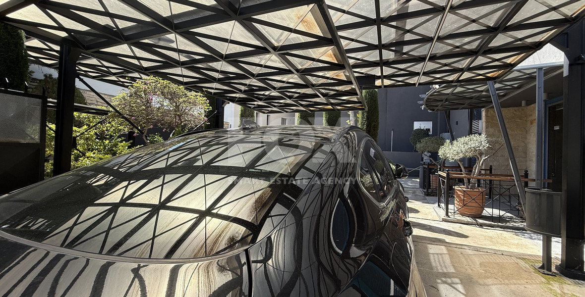 For Sale – Exceptional Industrial-Style Building in the Highly Sought-After Historical Centre