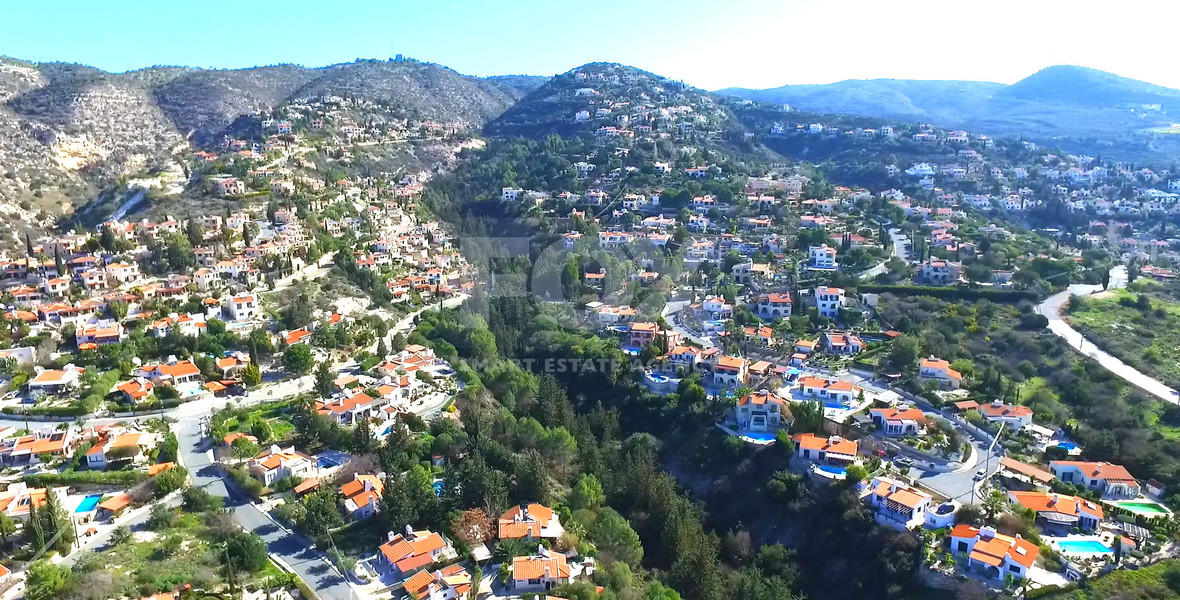 Spacious Five Bedroom Detached Villa in Tala Hillside Location, for sale